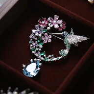 ブローチ メンズ レディース ハチドリ 鳥 フラワー リース マルチカラー 高級感 上品 繊細 華やか 春夏 …