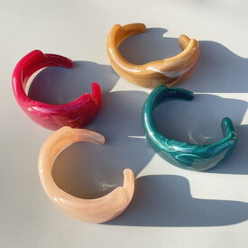 バングル メンズ レディース アクリル 不規則 雲模様 オープン クール 個性的 ブレスレット アクセサリー 研磨 光沢 樹脂 透明感 軽量 カジュアル モード系 ローズレッド グリーン ピンク 春夏 普段使い