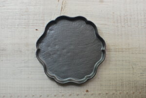 fucca 人気商品 たたら輪花皿 11.5cm 小皿  輪花皿 黒 花型プレート 美濃焼 【sale 人気食器 お花皿 美濃焼 インスタグラム】