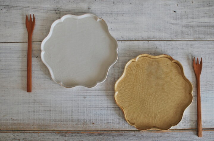 楽天市場 人気商品 たたら輪花皿 16cm 中皿 輪花皿 白 ホワイト 花型プレート 美濃焼 Sale 人気食器 お花皿 美濃焼 インスタグラム ｆｕｃｃａ