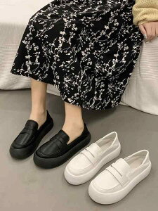 ローファー かわいい 黒 白 スリッポン サンダル 厚底 韓国風 レディース シューズ フラット ラウンドトゥ ブラック ホワイト 無地 PUレザー 革 靴 履きやすい 歩きやすい 紐なし スニーカー