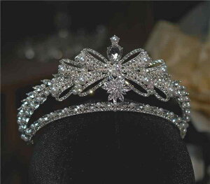 ティアラ ヘッドドレス ヘアアクセサリー 王冠 女性用 レディース シルバー リボン パール パヴェ ラインストーン 大粒 キラキラ ウェディング 結婚式 ブライダル パーティー イベント 主役
