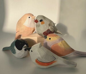 置物 オーナメント オブジェ 木彫り 鳥 バード ピンク ホワイト ブルー イエロー オレンジ スズメ インコ カササギ 飾りミニチュア フィギュア おもちゃ 装飾 インテリア 玄関 リビング バル