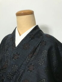 中古30％OFF/【中古】Sサイズ 紬 正絹 黒地に亀甲文様 袷着物 シーズン春