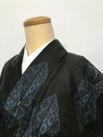 中古30％OFF/【中古】 Sサイズ 紬 正絹 アンティーク 黒地に亀甲文様 袷着物 最強配送 シーズン春
