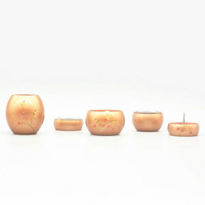 ミニまる五具足 彫入 ピンク 南天 具足 ミニ仏具 モダン コンパクト リン 現代仏壇 高級 おしゃれ 感動葬儀。FUNE フューネ