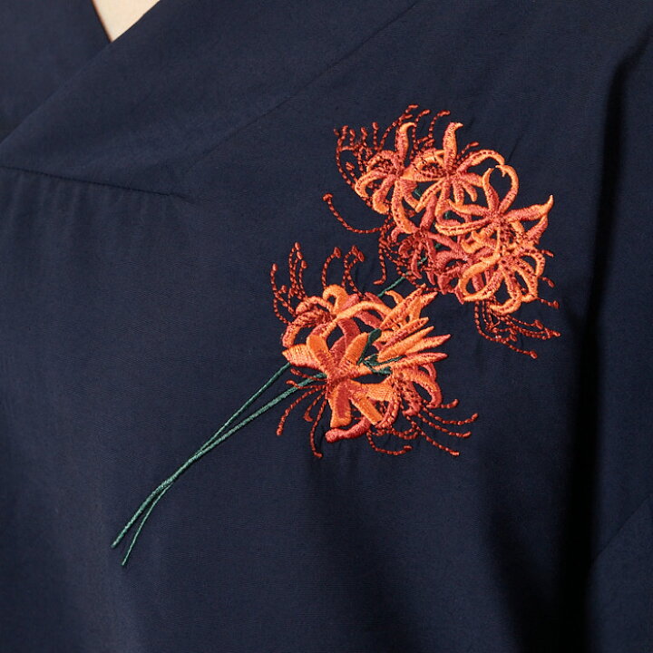 彼岸花刺繍抜き襟ブラウス公式 ふりふ シャツ 着物風 曼珠沙華 彼岸花 刺繍 シンプル 和柄 トップス きれいめ ワンポイント 着物 衿 襟  キモノスリーブ 上品 レディース 切替 大人 和風 大正ロマン レトロ モダン ヴィンテージ風 ネイビー 紺 紫 パープル ...