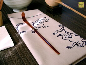 手ぬぐい 【鳥獣戯画】 96cm×32cm 綿100% 鳥羽僧正 うさぎ カエル 猿 擬人化 絵巻物 ユーモア てぬぐい 高山寺 タペストリー 子孫繁栄 家内安全 縁結び 日本最古の漫画 夏 浴衣のお供に グッズ