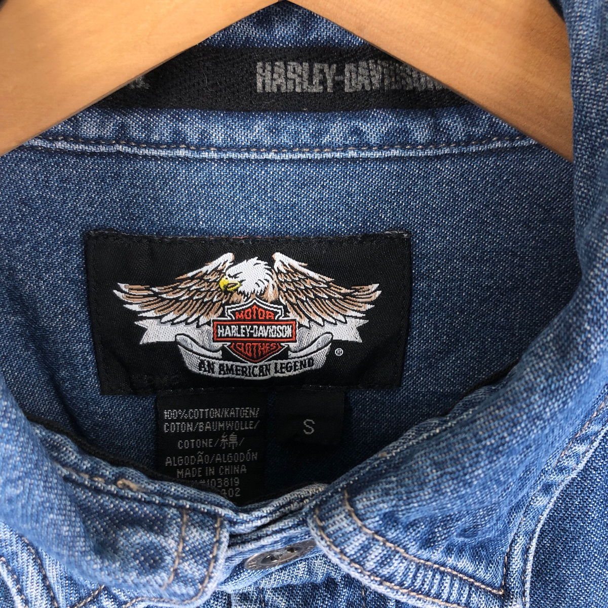 【古着】 Harley-Davidson ハーレーダビッドソン デニムシャツ ワッペン 刺繍 105YEARS ブルー系 メンズS 【中古】  n044816 | 古着Lab