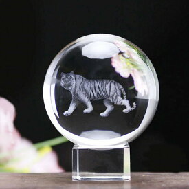 【期間限定DEALポイントバック15％】 風水 置物 虎 寅 トラ 水晶球 クリスタル クリスタル台座付き クリスタルガラス 10cm 透明 クリア レーザー彫り 干支 高級 ギフト インテリア アニマル 寅年 オブジェ運気急上昇 占い 占い師 風水グッズ 風水 人工