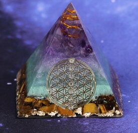 【在庫限り】【期間限定DEALポイントバック15％】 置物 オルゴナイト 3層 グラデーション ストーン チャクラ 幸運 パワー 石 コイル 金箔 有機物 無機物 ピラミッド 三角形 樹脂 パワ−ストーン 癒し 浄化 パワースポット マイナスイオン スピリチュアル 開運 インテリア
