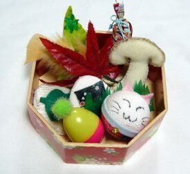 行楽弁当　:　秋バージョン：松茸入り　1個　キック炸裂♪　にゃんとも美味しい　【限定】（猫のおもちゃ）国産マタタビ入り 猫 愛猫 夢中 興奮 猫パンチ ケリケリ またたび サンプル ついてくる 運動不足 ストレス解消 発散 ねこ