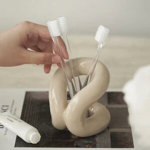 【365日配送】15%OFF値下げ セラミック ブラシスタンド コスメ 収納 ペン立て インテリア雑貨 韓国インテリア 韓国風 ホワイト ベージュ クリーム かわいい おしゃれ ぷっくり イ