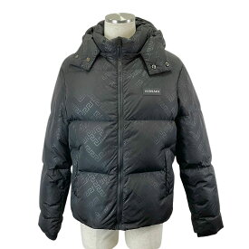 【VERSACE】ヴェルサーチェ ヴェルサーチ グレカ ロゴモノグラム ナイロン フーデッド ダウンジャケット A88779S 1F00888 サイズ46(S) ナイロン/ウール/アクリル/ポリウレタン/ダウン/フェザー ブラック ダウンジャケット【送料無料】【中古】