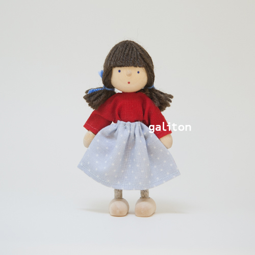 アウトレット Herwig ヘアビック社 公式 ドールハウス用人形 女の子 赤服+水玉ブルーグレースカート