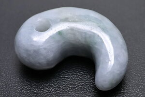 ラベンダーミャンマーヒスイ古代勾玉AAグレード