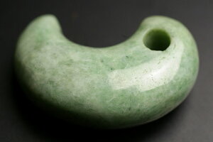 ミャンマーヒスイ古代勾玉AAAグレード