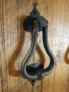 【在庫限り】530-28 #34 ドアノッカー 「ビーン&スピア」【 door knocker 玄関 チャイム インターホン 扉 ドア 建具 ウィリアムスバーグ 金物 パーツ アイアン 鉄 黒皮風 アメリカ製 diy カントリー