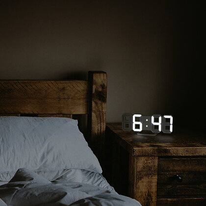 楽天市場 デジタル時計 Triclock トリクロック 暗闇に数字が浮かぶ 寝室に最適なスタイリッシュなledデジタル時計 寝室用 シンプル時計 おしゃれ リビング用 北欧風 子ども部屋用 壁掛け時計 置き時計 Led時計 キッチン雑貨shopガンバレ奥さん