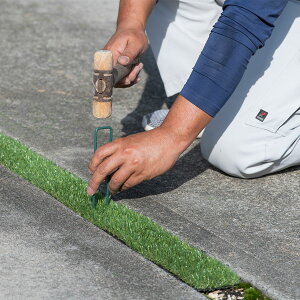 楽天市場 人工芝 土間目地用 1枚 1m 幅46mm 芝高16mm 土間コンクリート目地用 幅狭用 ガーデニング 駐車場 隙間 テラス バルコニー ガーデン 庭 芝マット 芝マット 芝生マット リアルな人工芝 おしゃれ 簡単設置 雑草対策 リフォーム 造園 園芸 ガーデンステージ