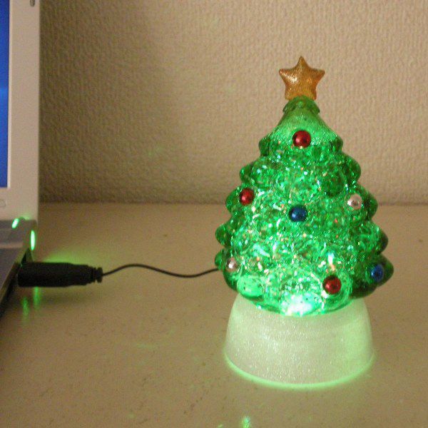 ファッションなデザイン USBケーブルを使って美しく輝くテーブルクリスマスツリー クリスマスツリー 置物 高さ13cm パソコン脇で楽しめる 品質が ウォーターグローブ テーブルツリー USB