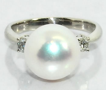 アコヤパールの中では大きな珠です 見栄えします 大粒 送料無料 新品 あこや真珠-10.6mmダイヤモンド Pt 指輪 デザイン 店頭受取対応商品 クリスマスファッション リング