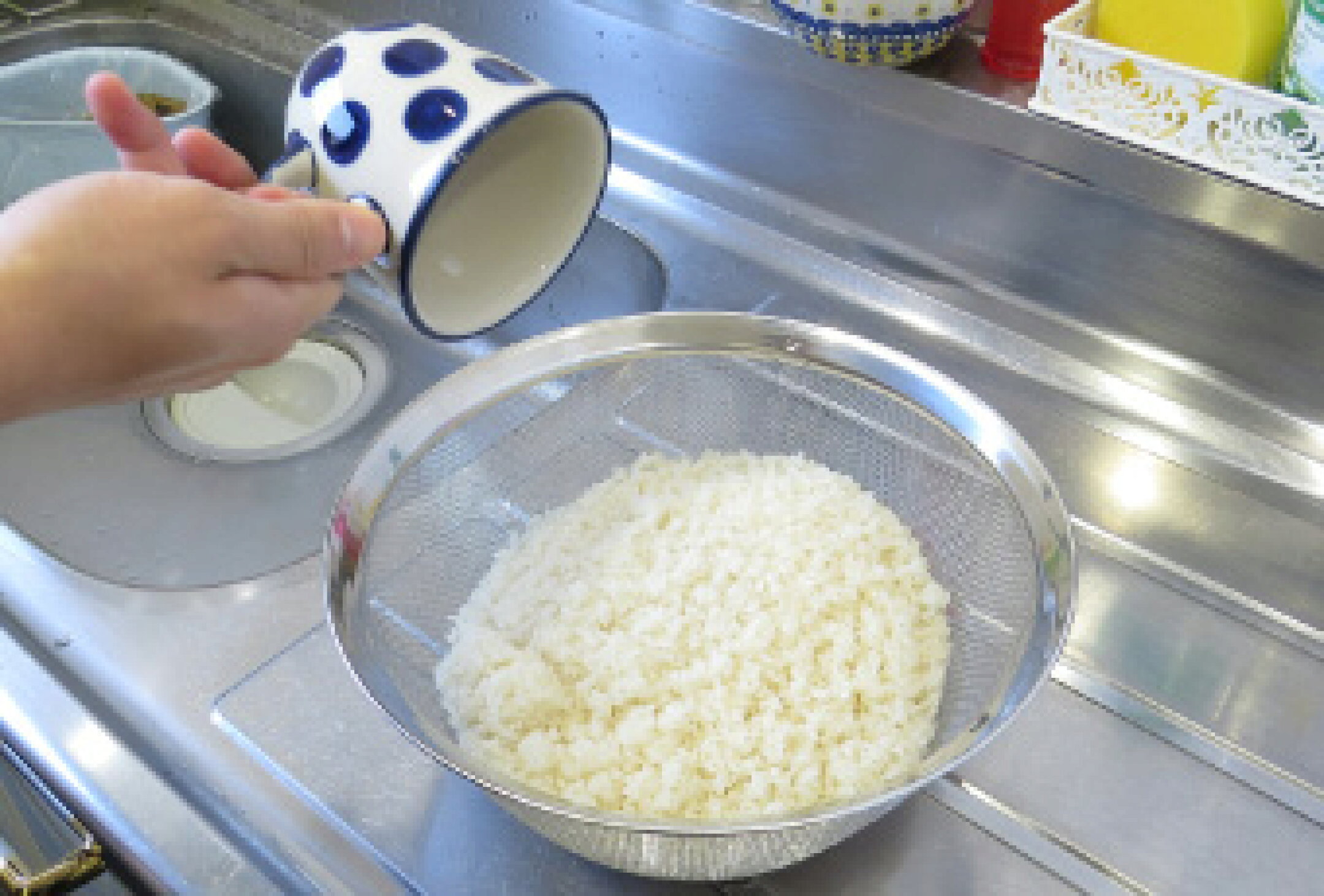  1. お米を洗う前にまずコップ一杯のおいしい水を吸わせる。