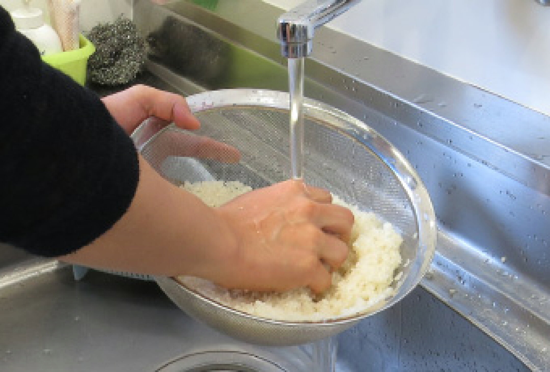 2. たっぷりの水でササッと洗う。
