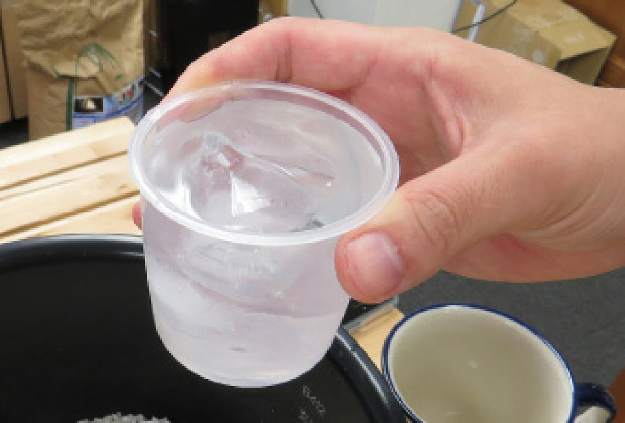 3. 氷を用意する。お米は冷たい水で炊くとおいしくなる。