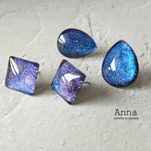 銀河のようなガラスペイントサージカルステンレスピアス 銀河のように輝く ガラスピアス サージカルステンレス 金属アレルギー対応 スクエア しずく型 青 紫 宇宙カラー 日本製 ハンドメ