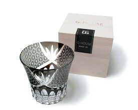【ポイント5倍】【送料無料 ※北海道・沖縄・離島除く 】 GMS00763 木箱付 工芸品 ガラス細工 切子 焼酎グラス ロックグラス 菊つなぎ 文様 切子グラス ブラック レッド 品番：GMS00763