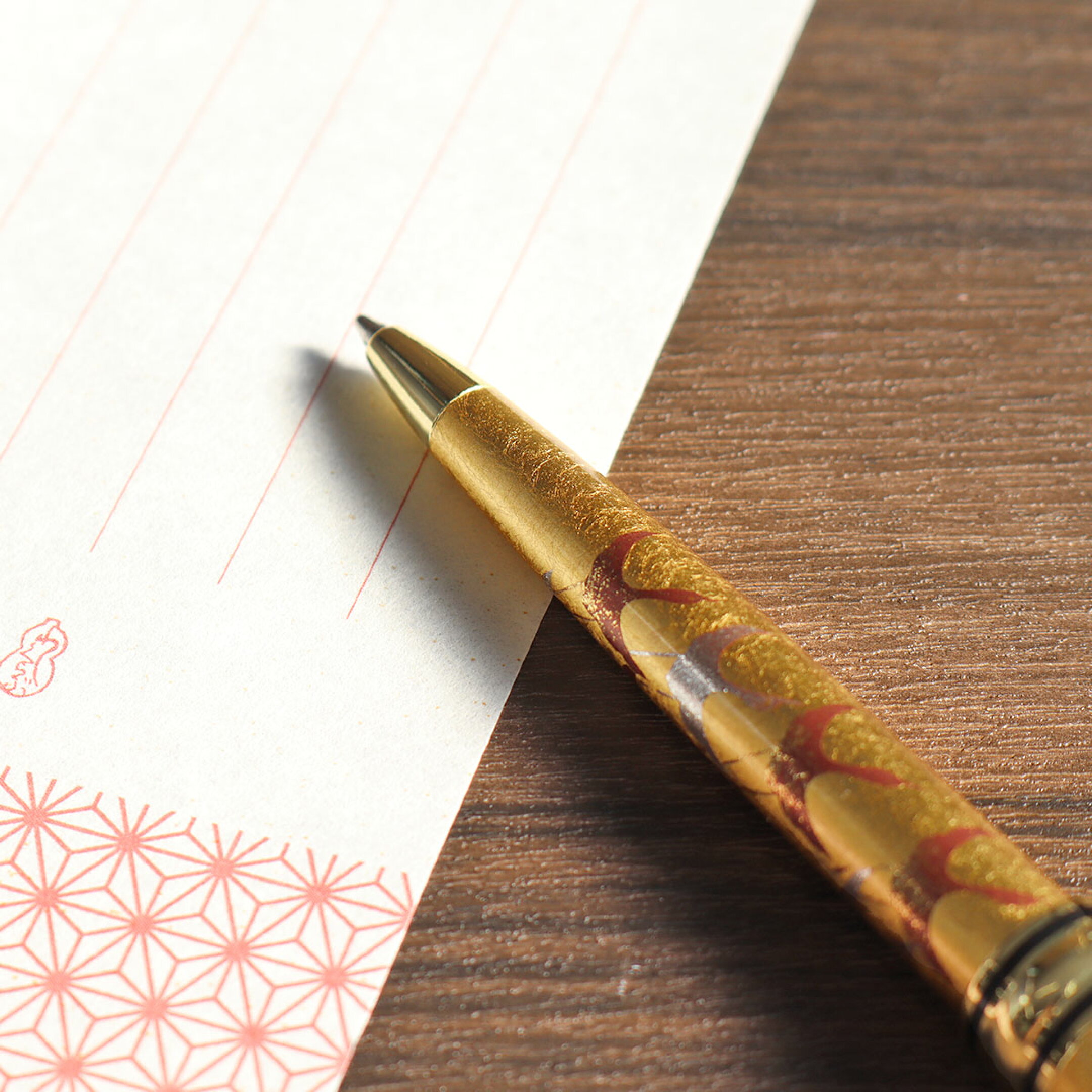 金箔の輝きが美しいボールペン