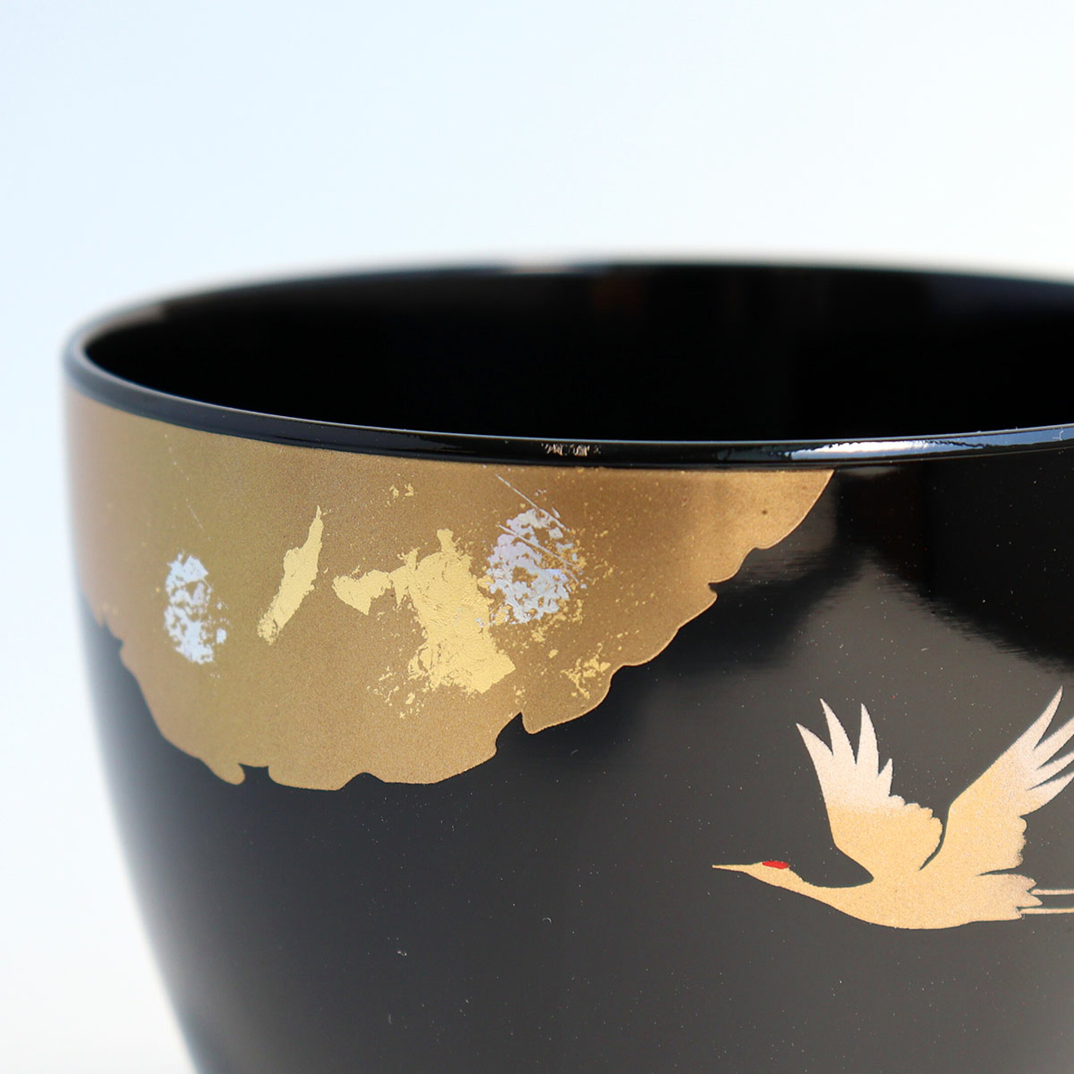 長寿で知られる縁起物の鶴は、夫婦仲がよく、つがいになると一生添い遂げることから夫婦円満の象徴とされています。