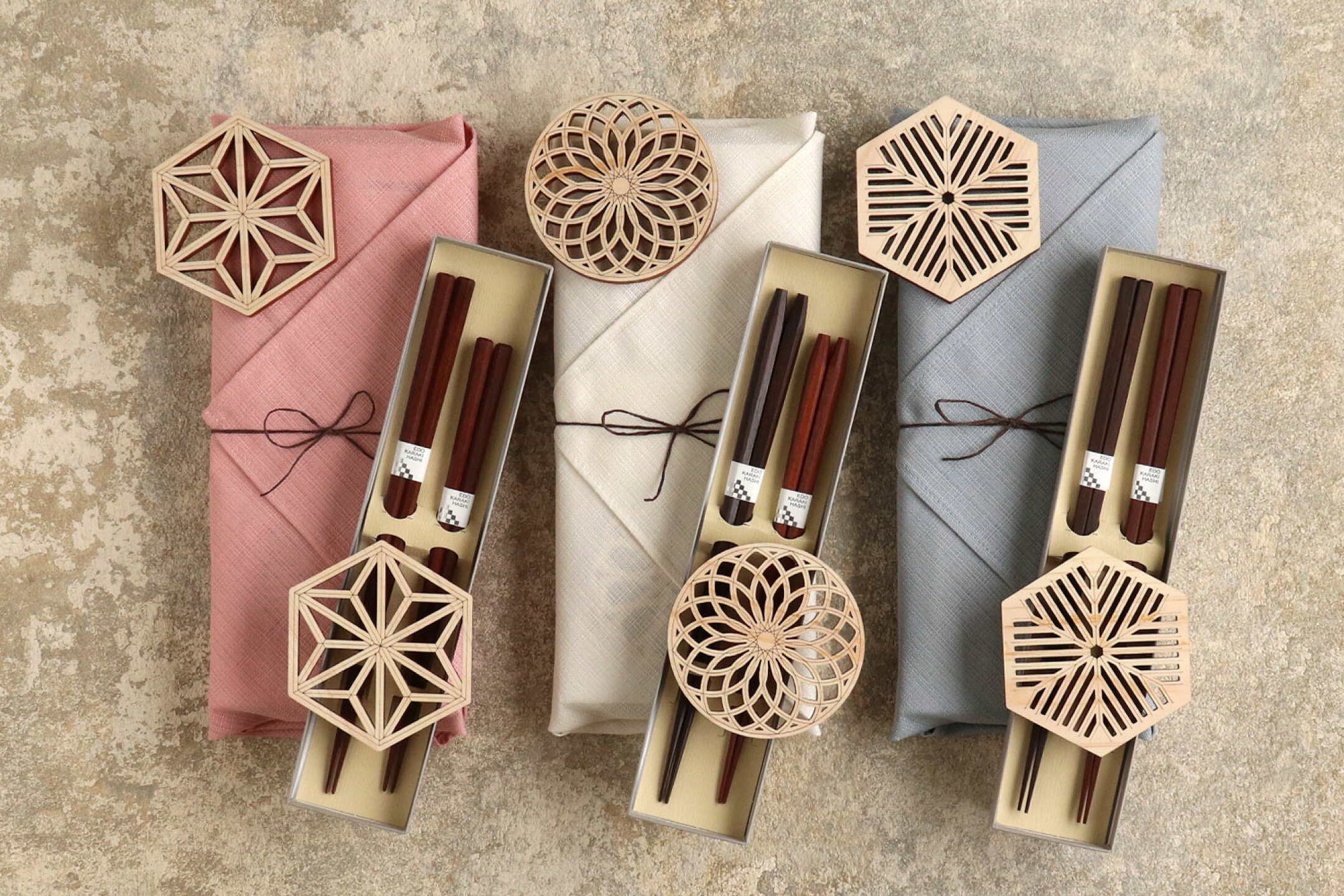 機能美にこだわったお箸と木のコースターを包んだナチュラル小包