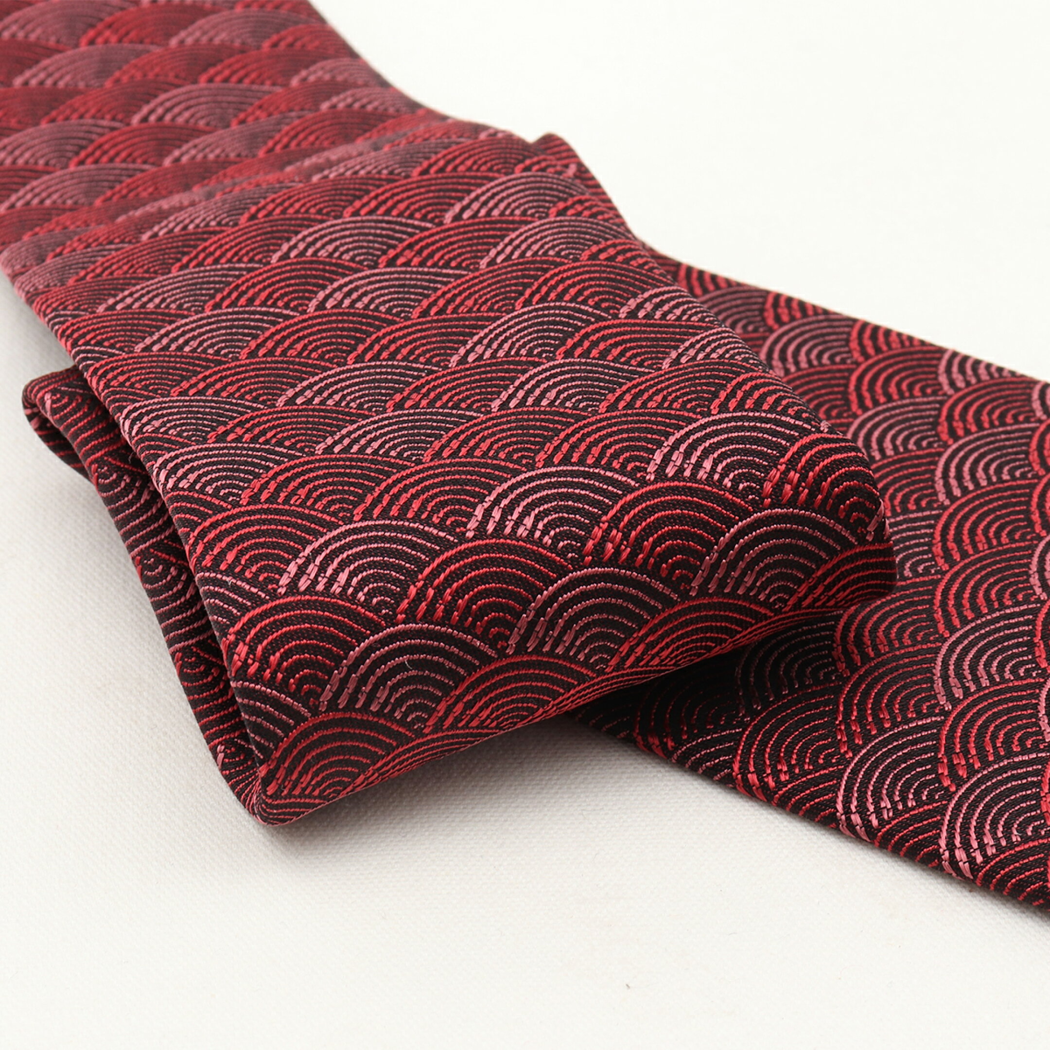 日本が誇る伝統的西陣織で織られたネクタイ