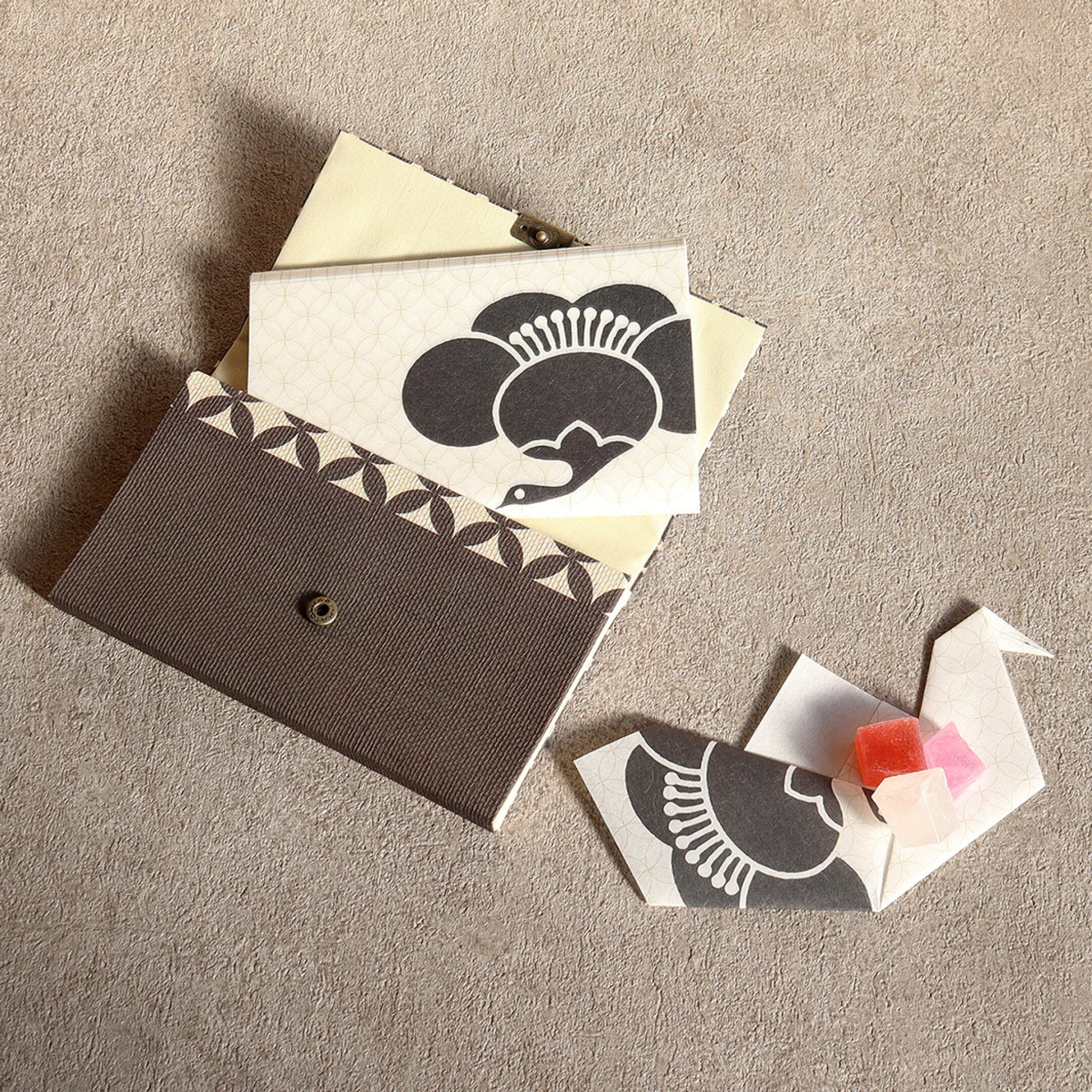 鞄に入っていると嬉しくなる吉兆柄の懐紙入れ