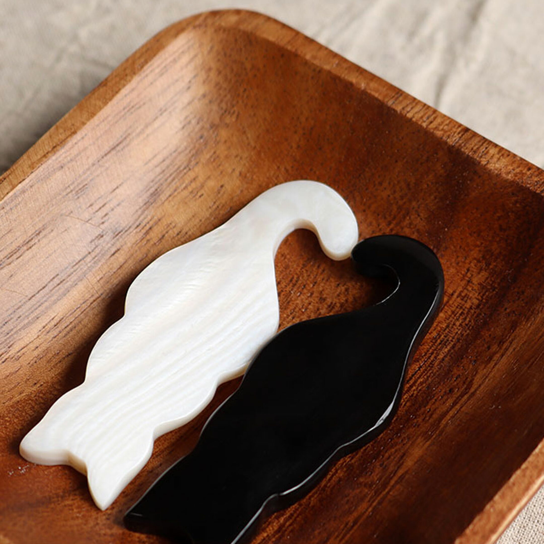 可愛らしい猫たちがテーブルに癒しと彩りを添えます