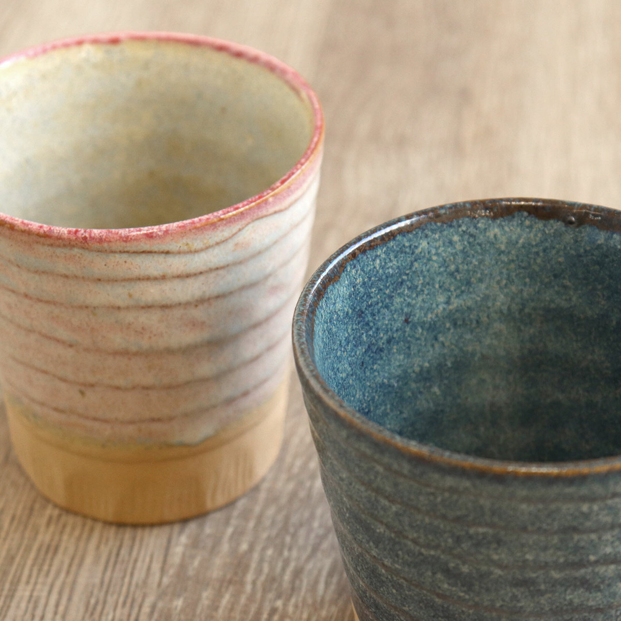 窯中の火のあたり方や温度、釉薬の成分によって人為的に個体差を表現