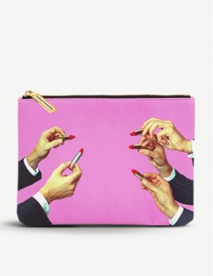 SELETTI セレッティ ウェアーズ トイレットペーパー リップスティックプリント フォックスレザー ケース 21cm x 15cm Seletti  wears Toiletpaper lipstick-print faux-leather case 21cm x 15cm | Global 