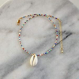 Puka �V�F�� �A�N�Z���g ���߉\�ȃ`���[�J�[ �r�[�` �l�b�N���X �u���[ ���b�h �K���X �V�[�h �r�[�Y�t�� �ޏ��ւ̃M�t�g Libby & Smee Puka Shell Accent Adjustable Choker Beach Necklace with Blue Red Glass Seed B