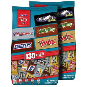 SNICKERS, TWIX, MILKY WAY & 3 MUSKETEERS Variety Pack Fun Size Variety Pack Milk Chocolate & Dark Chocolate Candy Bars Assortment, 40 oz 135 Piece Bag M&M's SNICKERS, TWIX, MILKY WAY & 3 MUSKETEERS Variety Pack