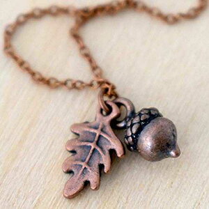 ���f�̗t - �����h���O�� �l�b�N���X - ���킢���H�̃h���O�� �`���[�� �l�b�N���X Enchanted Leaves - Copper Acorn Necklace - Cute Fall Acorn Charm Necklace