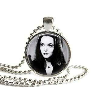 Morticia Addams 1 �C���` �V���o�[ ���b�L �s�N�`���[ �y���_���g �l�b�N���X The Spider's Parlor Morticia Addams 1 inch Silver Plated Picture Pendant Necklace