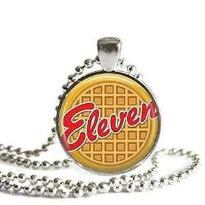 �C���u�� �G�b�S ���b�t�� 1 �C���` �V���o�[ ���b�L �y���_���g �l�b�N���X The Spider's Parlor Eleven Eggo Waffle 1 inch Silver Plated Pendant Necklace