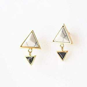 zCgƃubN̖͋[nECg _u gCAO ~j} _O X^bh sAX MJLuLu White and Black Simulated Howlite Double Triangle Minimal Dangle Stud Earrings