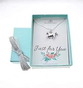 18 �C���`�̃X�^�[�����O �V���o�[ �{�b�N�X �`�F�[���ɃX�^�[�����O �V���o�[�̔n�̃l�b�N���X�B�n�̃W���G���[�B Mom & Three Daughters Horse necklace in sterling silver on an 18 sterling silver box chain. Horse 