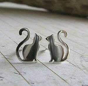 L̃X^bhsAXB̂X^[OVo[̎qLɁÃ|XgWG[tĂ܂BAJŎ肳Ă܂B Poseidon's Booty Cat stud earrings. Polished sterling silver