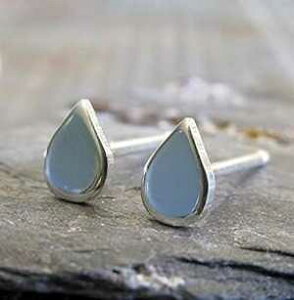X^[OVo[̃nhCh|Xg𖁂ȃeBAhbvX^bhsAXBJBAJŎ肳Ă܂B Poseidon's Booty Tiny Tear Drop stud earrings polished sterling silver hand