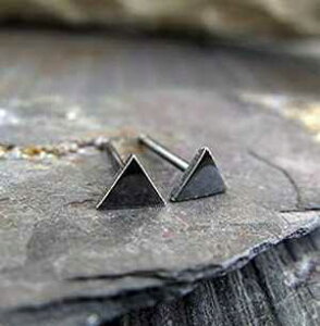 ȃgCAOX^bhsAXB{w~AȎ_X^[OVo[̃|XgWG[BAJŎ肳Ă܂B Poseidon's Booty Tiny triangle stud earrings. Boho oxidized sterling sil