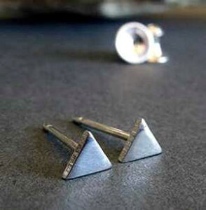 ȃgCAOX^bhsAXB{w~AɖꂽX^[OVo[̃|XgWG[BAJŎ Poseidon's Booty Tiny triangle stud earrings. Boho polished sterling silver post jewelr